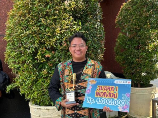 Alif, Siswa MAN 3 Jakarta Pusat Meraih Juara 1 Solo Vokal di Ajang Kreativitas Pemuda Jakarta Pusat.