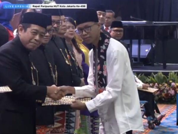 Siswa MAN 3 Jakarta Pusat Terima Penghargaan "PELAJAR BERPRESTASI" Dari DPRD DKI Jakarta