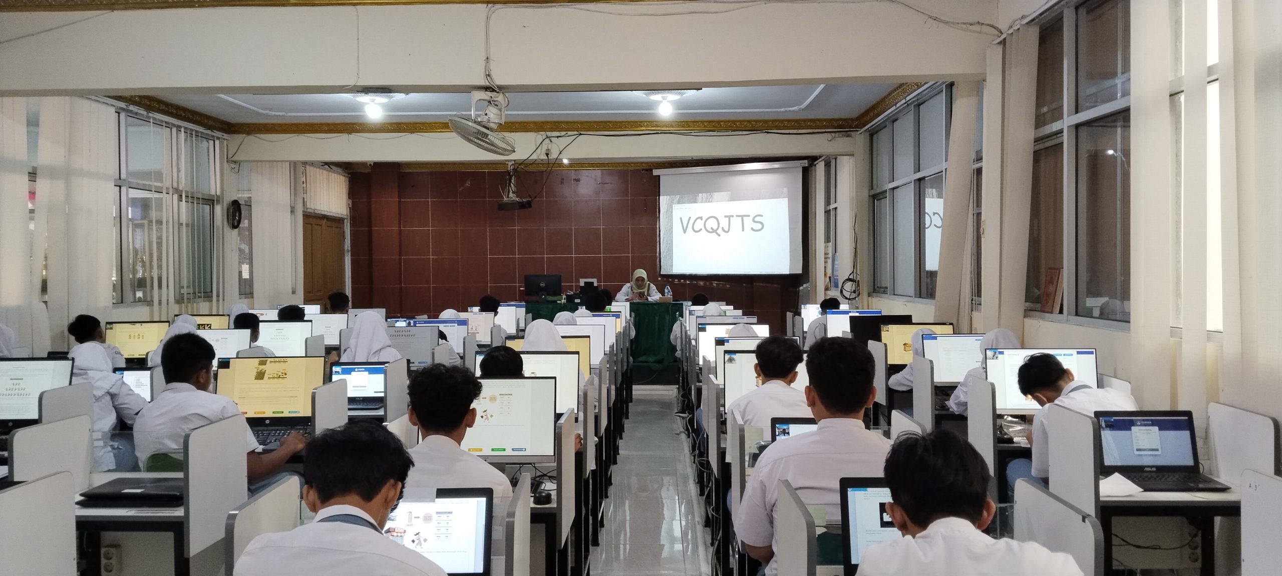 MAN 3 Jakarta Pusat Tunjukkan Profesionalisme di Hari Kedua ANBK MAN 3 Jakarta Pusat Tunjukkan Profesionalisme di Hari Kedua ANBK