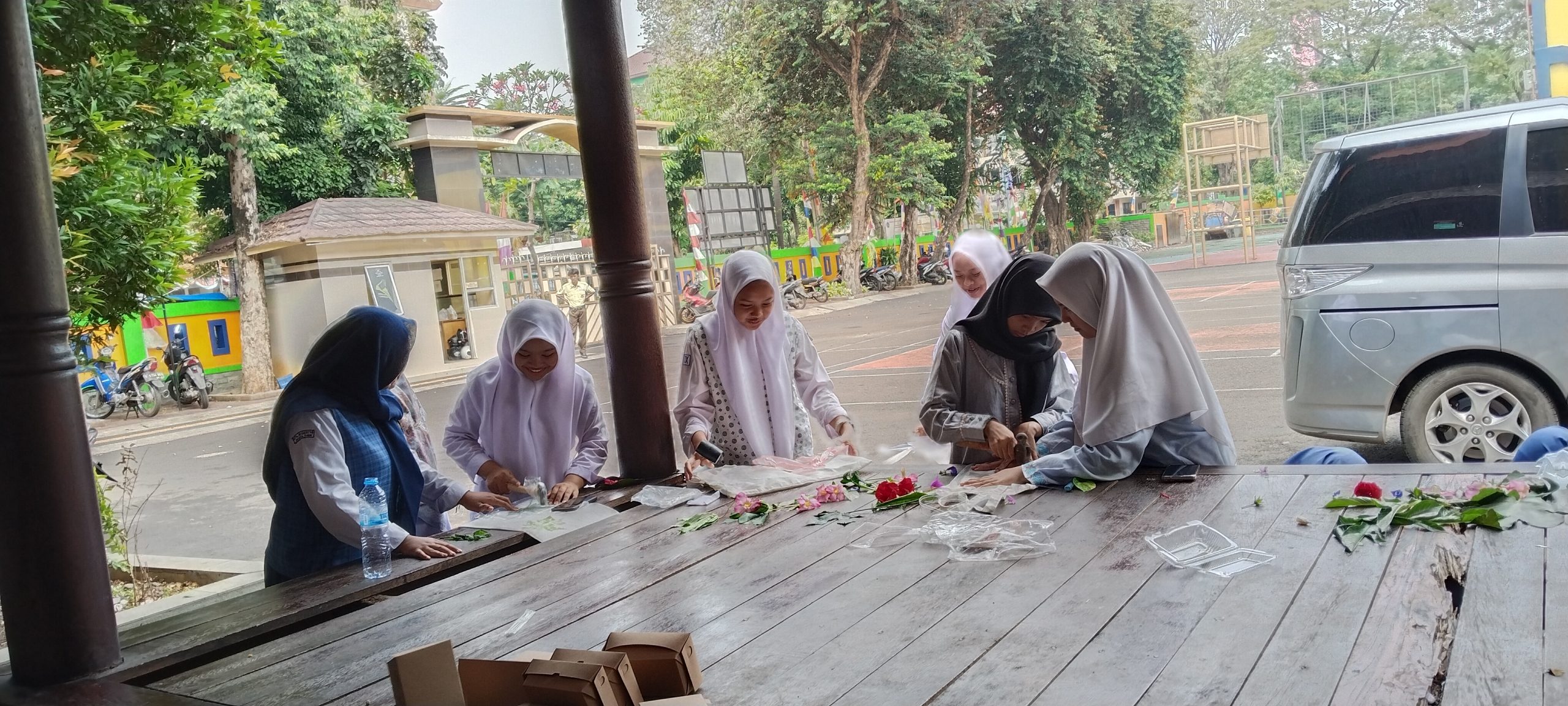 Seni dari Alam: Siswa Kelas 10.6 MAN 3 Jakarta Pusat Ciptakan Ecoprint