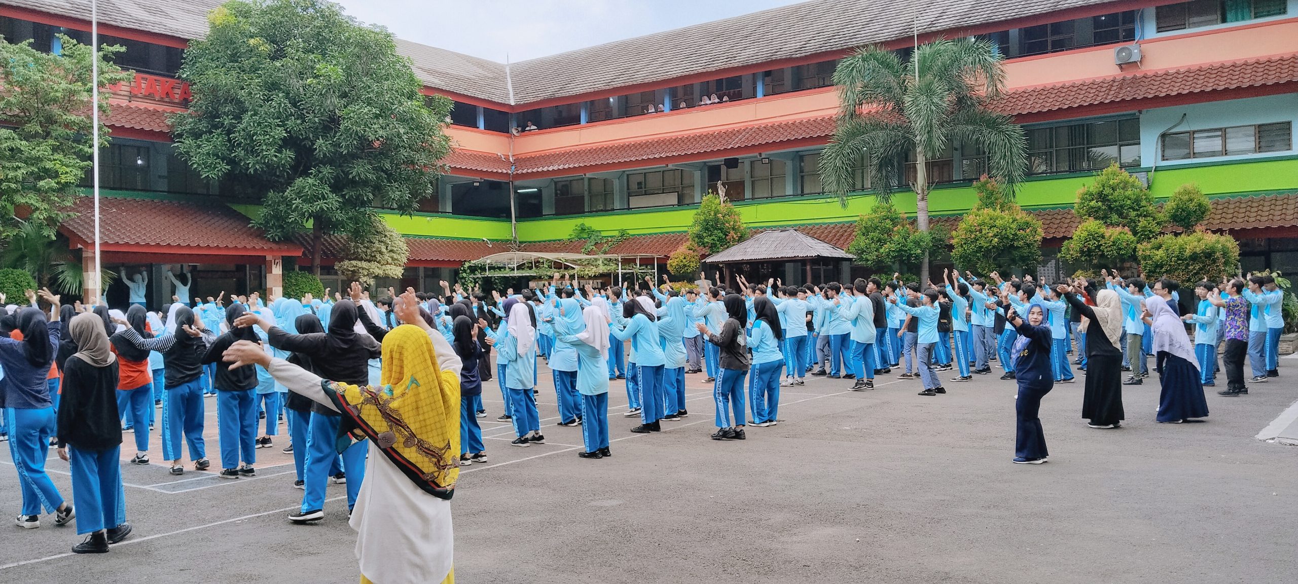 Senam Pagi Bersama Kelas 12 MAN 3 Jakarta Pusat Berlangsung Semangat Senam Pagi Bersama Kelas 12 MAN 3 Jakarta Pusat Berlangsung Semangat