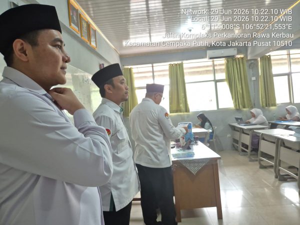 Plt. Kepala Kantor Kemenag Jakarta Pusat dan Kasi Penmad Monitoring Pelaksanaan Tes CBT PMBM 2026 di MAN 3 Jakarta Pusat
