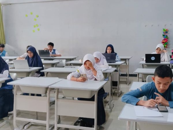 Satu Ujian, Sejuta Harapan: Ratusan Calon Murid Baru Ikuti Tes CBT Jalur Akhir MAN 3 Jakarta Pusat